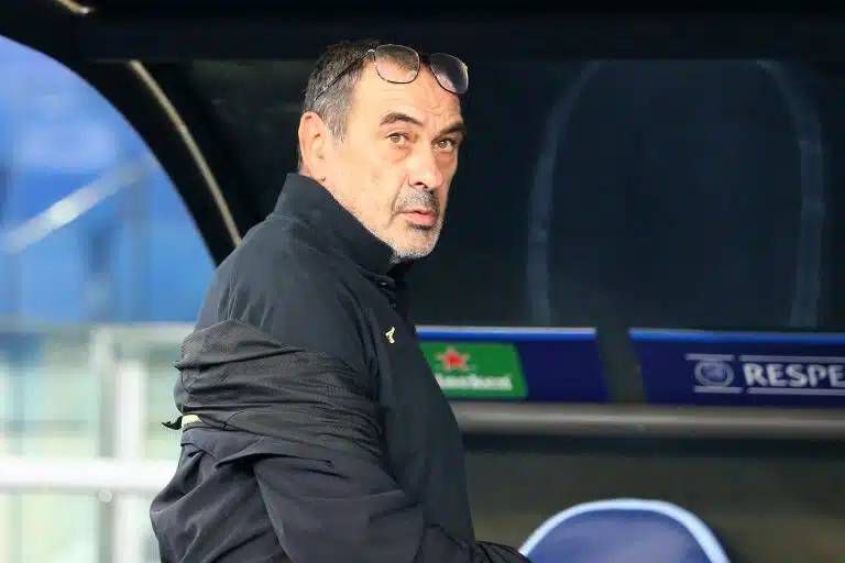 吉他手埃尔（安东尼奥•班德拉斯 Antonio Banderas 饰）是墨西哥荒凉上最使人心惊胆战的神枪手，他曾摧毁了一个又一个本地的毒枭、黑帮，是以也八面树敌。在痛掉爱妻以后，意气消沉的埃尔背着他的吉他起头四周流离，从此鸣金收兵。当今，年夜毒枭巴罗瑞（威廉•达福 Willem Dafoe 饰）逐步成立起了他的福寿膏王国，野心勃勃的他乃至还在谋害刺杀总统，颠覆墨西哥政权。CIA捕快桑德斯（约翰尼•德普 Johnny Depp 饰）得知了巴罗瑞的诡计，因而，他找到了埃尔。曾的铁决战苦战士埃尔固然不会作壁上观，他终究重出江湖。可是，工作并没有概况的那末简单，墨西哥荒凉上一出传奇正在缓缓上演。